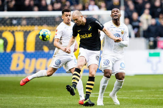 s Per Karlsson rensar undan boller framför Östersunds