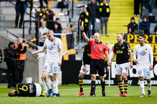Östersunds Thomas Poppler Isherwood får gult kort av