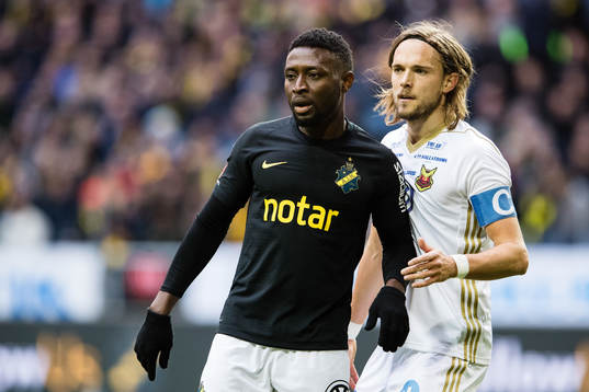 s Chinedu Ogbuke Obasi och Östersunds Tom Pettersson