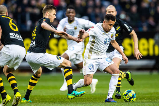 s Karol Mets och Östersunds Ravel Ryan Morrison