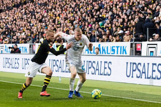 s Daniel Sundgren i kamp om bollen med Östersunds Thomas