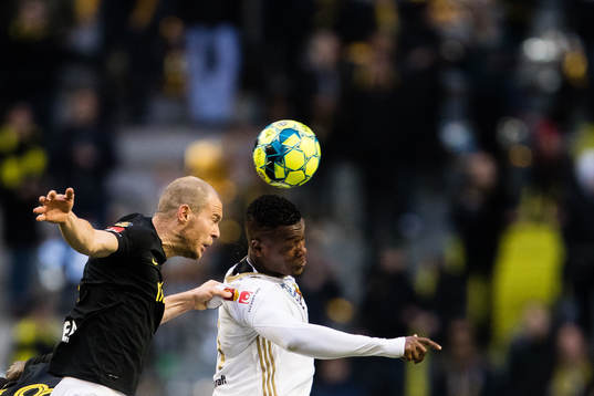 s Per Karlsson i en nickduell med Östersunds Alhaji Gero