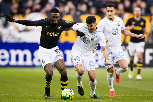 s Chinedu Ogbuke Obasi i kamp om bollen med Östersunds