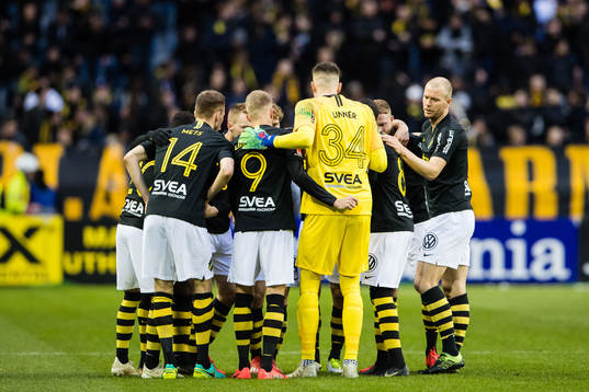 s Karol Mets, Rasmus Lindkvist, målvakt Oscar Linnér, Per