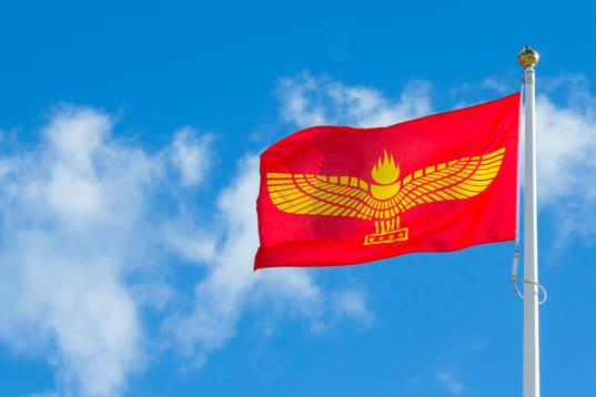 Syrianska-arameiska flaggan mot blå himmel