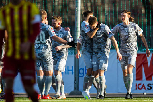 Degerfors Nikola Ladan jublar med lagkamrater