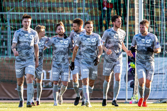 Degerfors Rasmus Alm jublar med lagkamrater