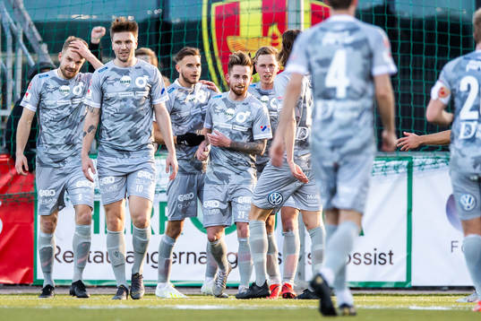 Degerfors Rasmus Alm jublar med lagkamrater