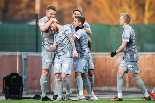 Degerfors Erik Björndahl jublar med lagkamrater