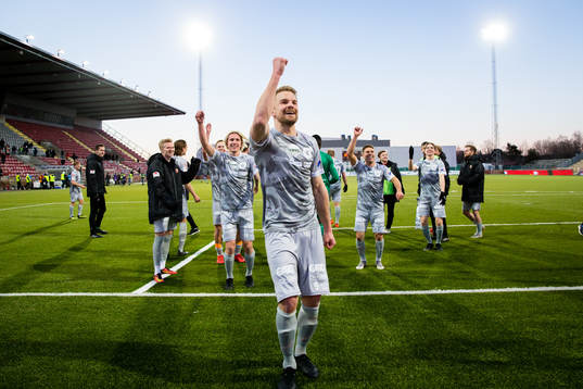 Degerfors Erik Björndahl leder klacken med en sång
