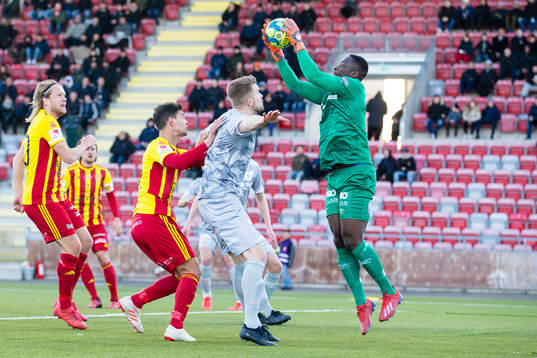 Degerfors målvakt Ismael Diawara i aktion