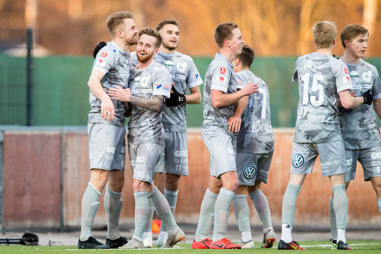 Degerfors Erik Björndahl (v) gör 1-4 och omfamnas av