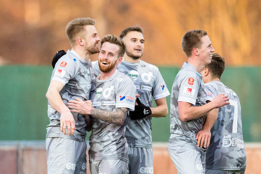 Degerfors Erik Björndahl (v) gör 1-4 och omfamnas av