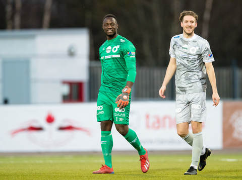 Degerfors målvakt Ismael Diawara och Daniel Janevski ser
