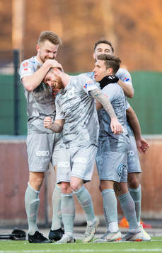 Degerfors Erik Björndahl (v) gör 1-4 och gratuleras
