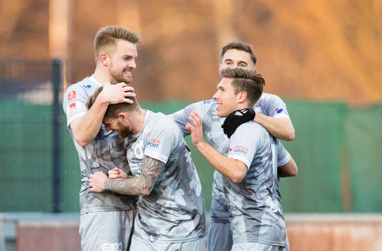 Degerfors Erik Björndahl (v) gör 1-4 och gratuleras