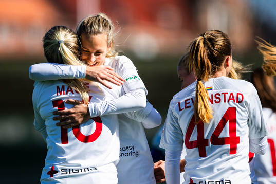 Rosengårds Nathalie Björn och Hailie Mace jublar