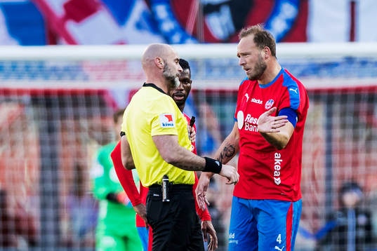 Helsingborgs Andreas Granqvist i diskussion med Domare