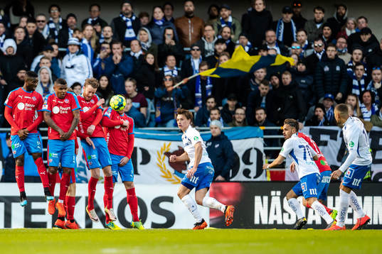 IFK Norrköpings Jordan Larsson med en frispark