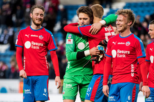 Helsingborgs målvakt Kalle Joelsson jublar med lagkamrater