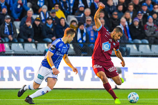 Nicolai Næss of Sarpsborg 08 and Ohi Omoijuanfo of Molde