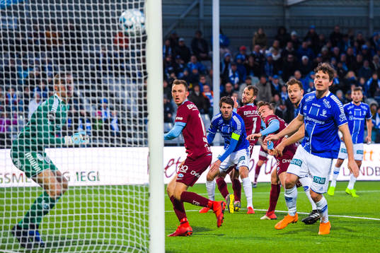 Magnus Eikrem of Molde scores 1-1