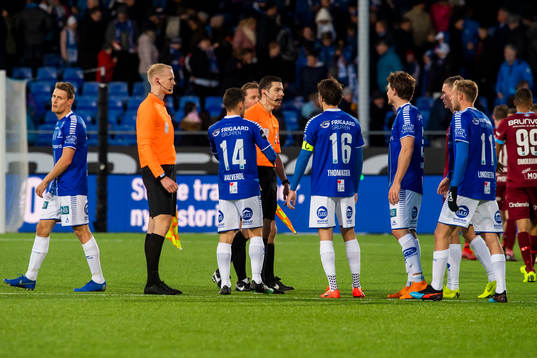 The players of Sarpsborg 08 discuss with Tore Hansen,