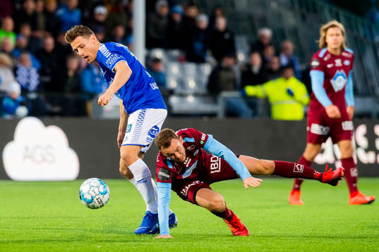 Kristoffer Zachariassen of Sarpsborg 08 and Fredrik Aursnes