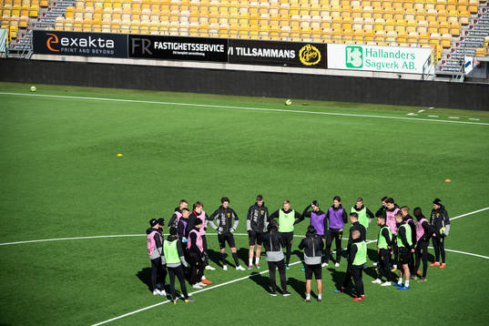 Spelarna samlade för genomgång