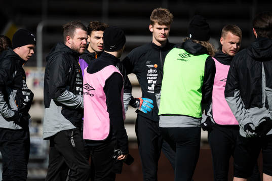 manager Jimmy Thelin instruerar laget