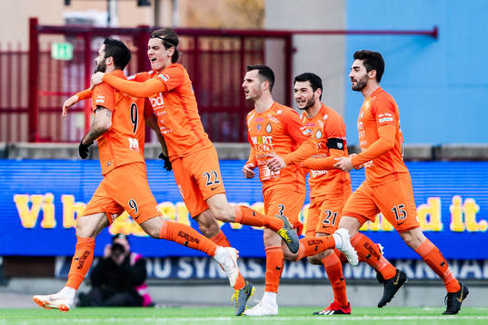 AFC Eskilstunas Denni Avdic jublar med lagkamrater
