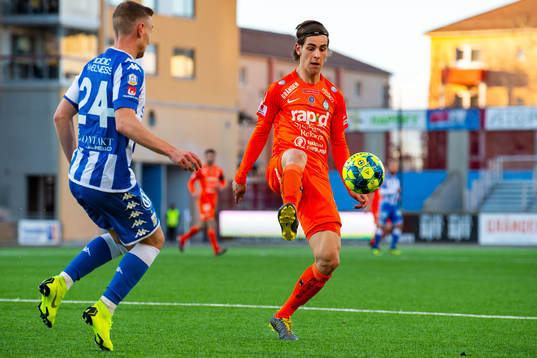 IFK Göteborgs Sebastian Ohlsson och AFC Eskilstunas Adi