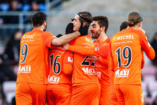 AFC Eskilstunas Samuel Nnamani jublar med lagkamrater