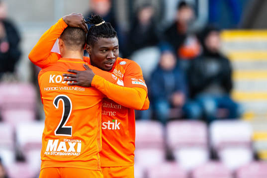 AFC Eskilstunas Samuel Nnamani jublar med Adnan Kojic
