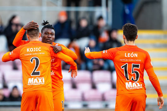 AFC Eskilstunas Samuel Nnamani jublar med Adnan Kojic