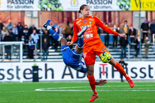 IFK Göteborgs Junes Barny och AFC Eskilstunas Felix Michel