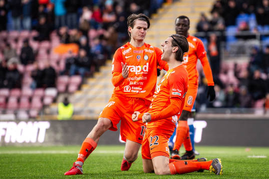 AFC Eskilstunas Adi Nalic och Wilhelm Loeper jublar