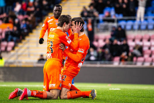 AFC Eskilstunas Adi Nalic och Wilhelm Loeper jublar