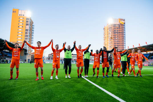 AFC Eskilstunas spelare jublar