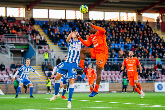 AFC Eskilstunas Samuel Nnamani i en nickduell med IFK