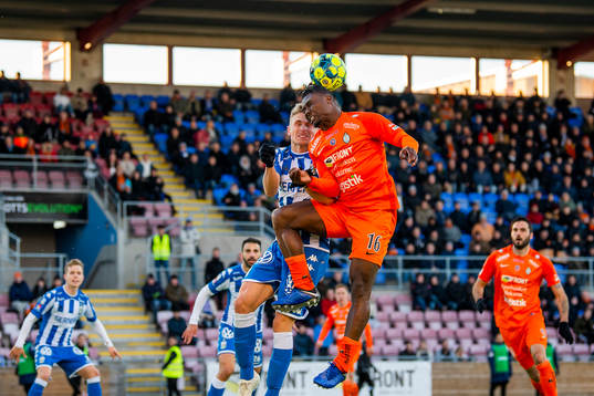 AFC Eskilstunas Samuel Nnamani i en nickduell med IFK
