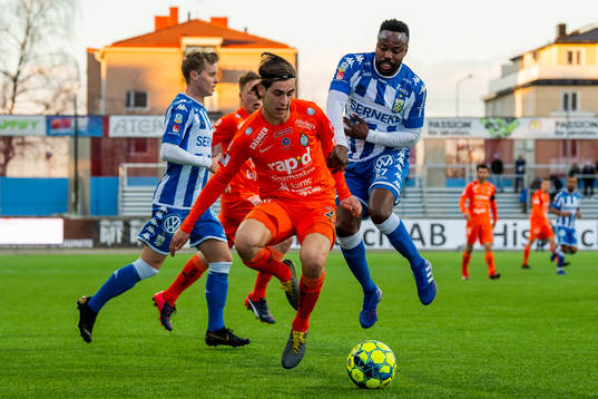 AFC Eskilstunas Adi Nalic i en duell med IFK Göteborgs