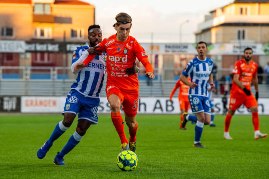 AFC Eskilstunas Adi Nalic i en duell med IFK Göteborgs