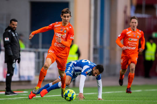 AFC Eskilstunas Adi Nalic i en duell med IFK Göteborgs