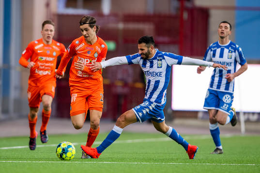 AFC Eskilstunas Adi Nalic i en duell med IFK Göteborgs