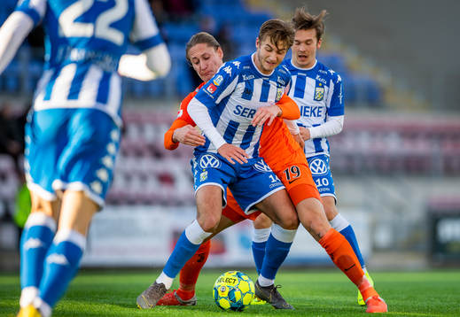 IFK Göteborgs Benjamin Nygren i en duell med AFC