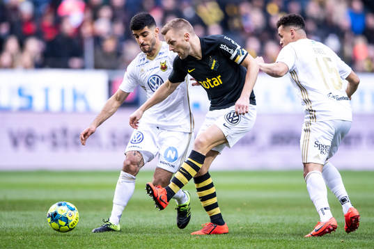 Östersunds Hosam Aiesh och Ravel Ryan Morrison i en duell