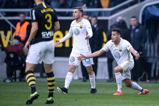 Östersunds Ravel Ryan Morrison (h) reagerar