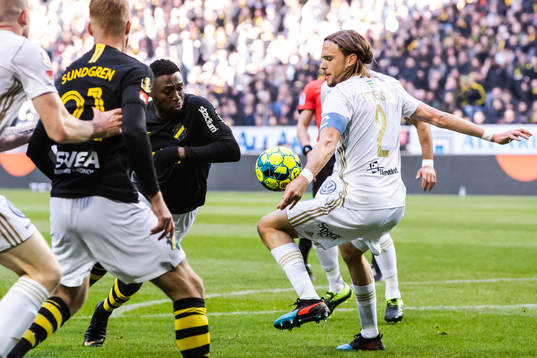 s Chinedu Ogbuke Obasi och Östersunds Tom Pettersson
