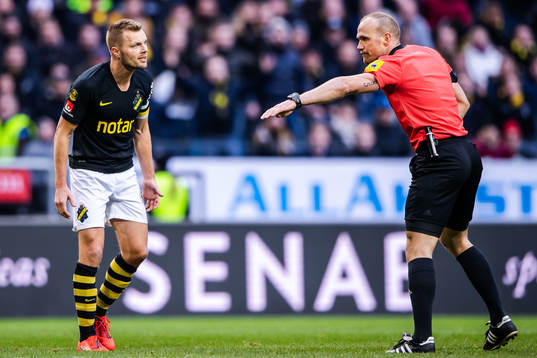 s Sebastian Larsson reagerar på ett domslut